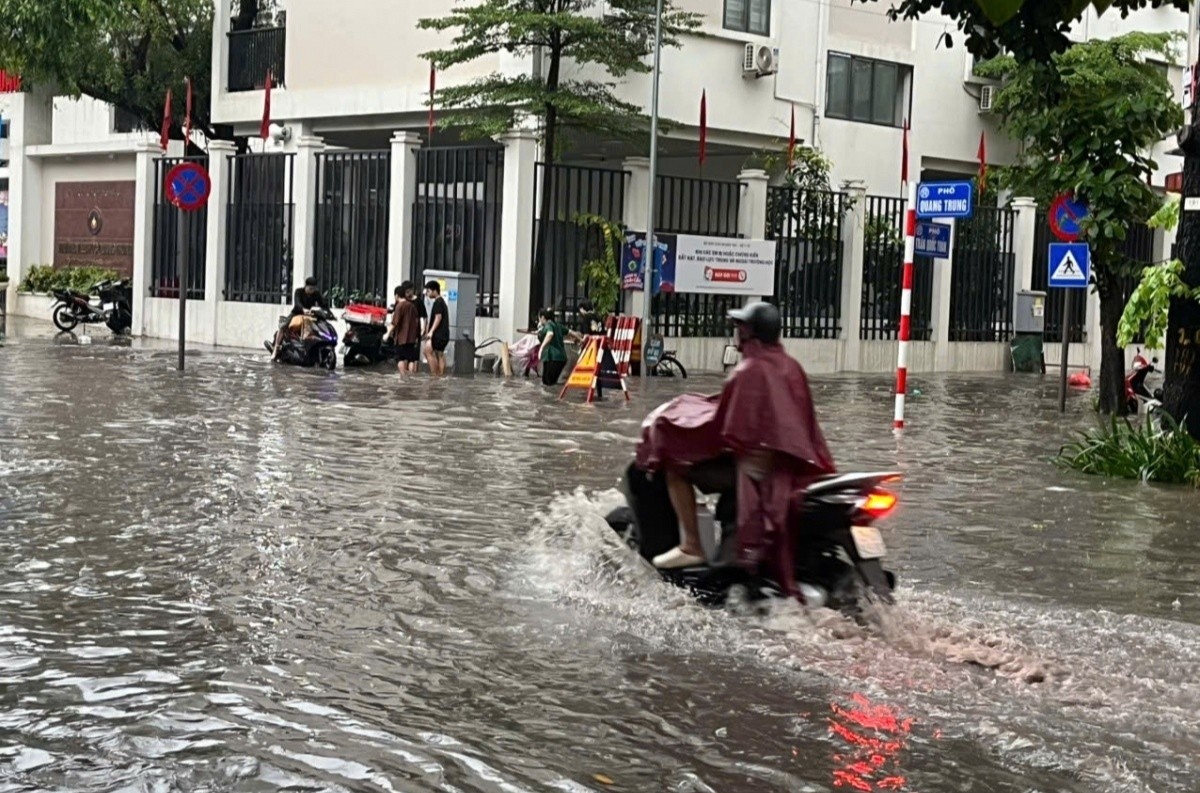 Vi sao duong pho Ha Noi van chim trong bien nuoc sau mua lon? hinh anh