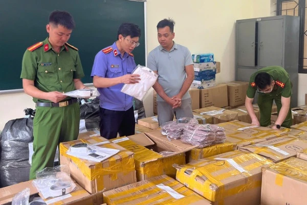 Khởi tố chủ đường dây sản xuất 16.000 sản phẩm giả thương hiệu thời trang Owen