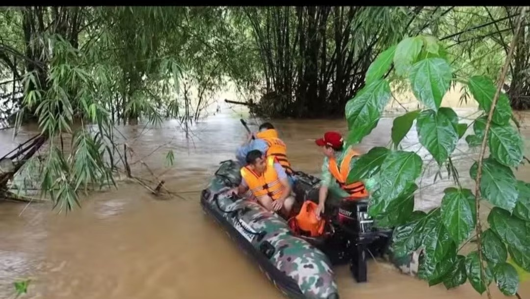 Tim thay thi the chau be bi lu cuon troi hinh anh