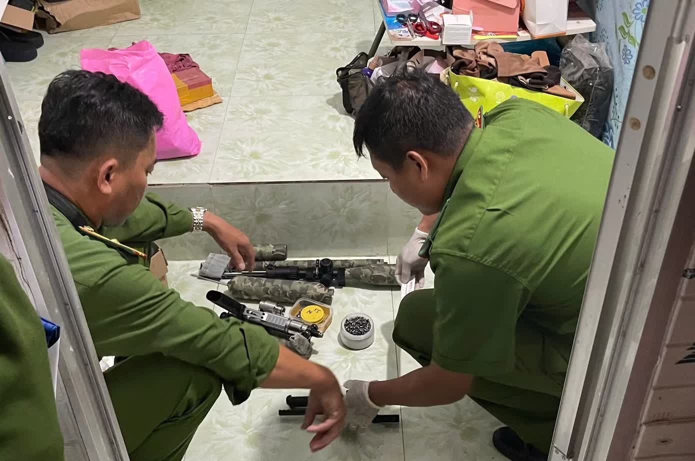 Bat 2 doi tuong mua ban sung cung hang nghin vien dan hinh anh