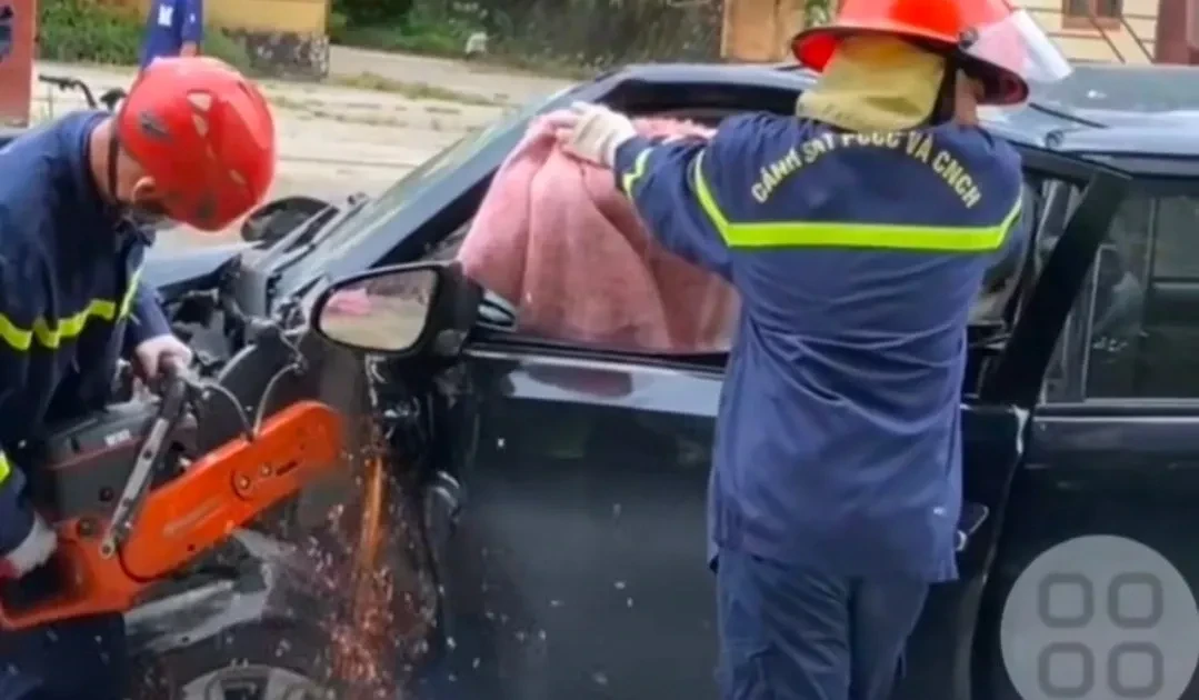 2 ôtô đâm nhau, phải cắt cánh xe đưa nạn nhân ra ngoài