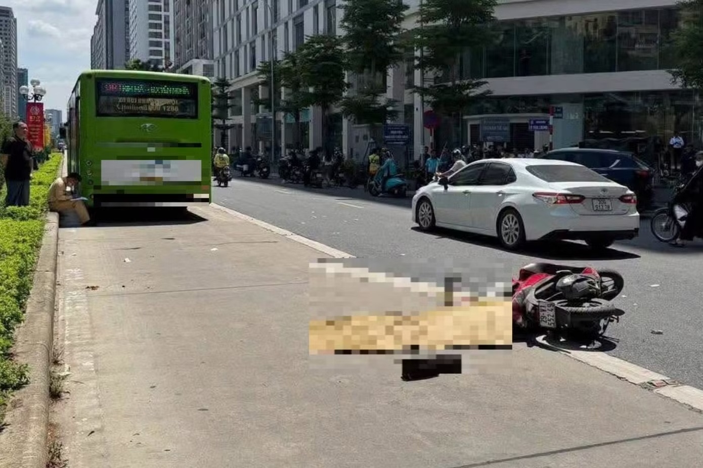 Người phụ nữ đi xe máy tử vong sau va chạm với xe buýt BRT