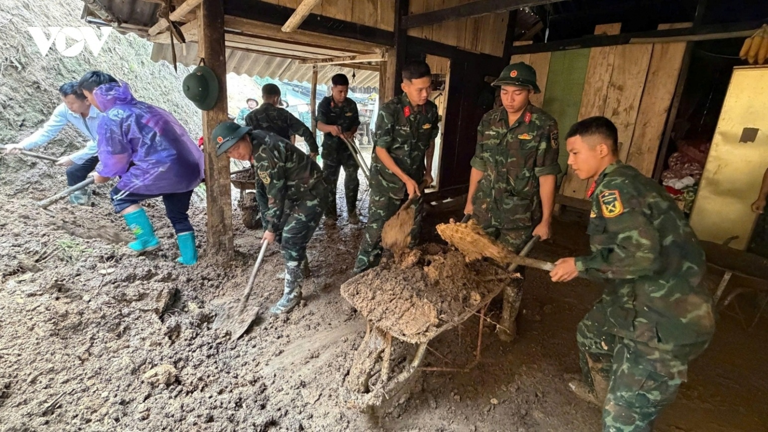 Bộ đội giúp nhân dân vùng cao Mù Cang Chải khắc phục hậu quả mưa lũ