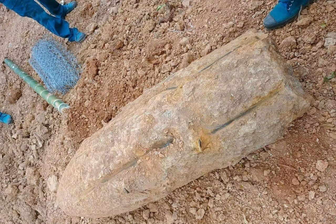 Đào móng làm nhà phát hiện quả bom nặng 350 kg còn nguyên kíp nổ