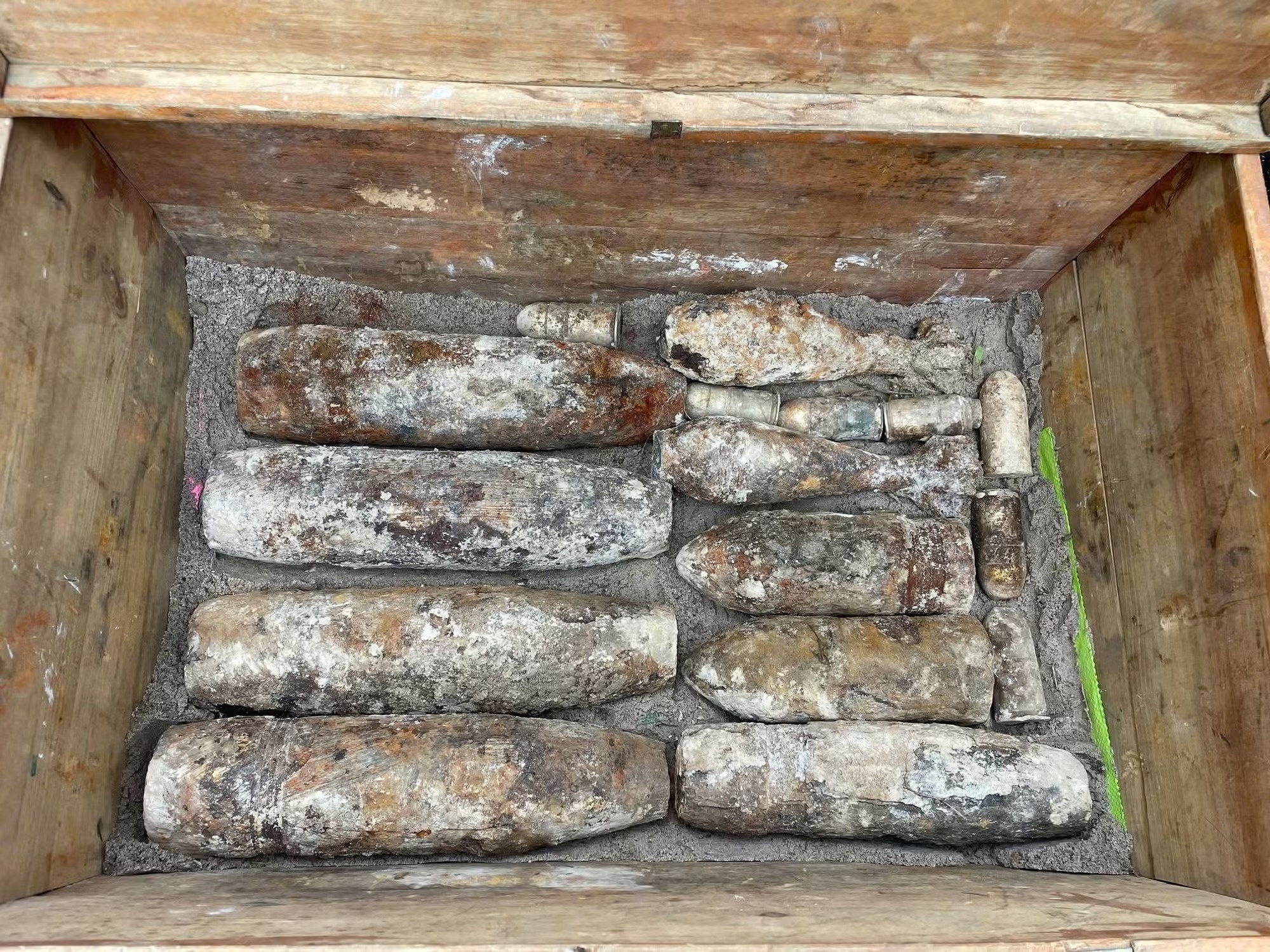 Phát hiện hầm chứa 18 quả đạn pháo, rocket ở Huế