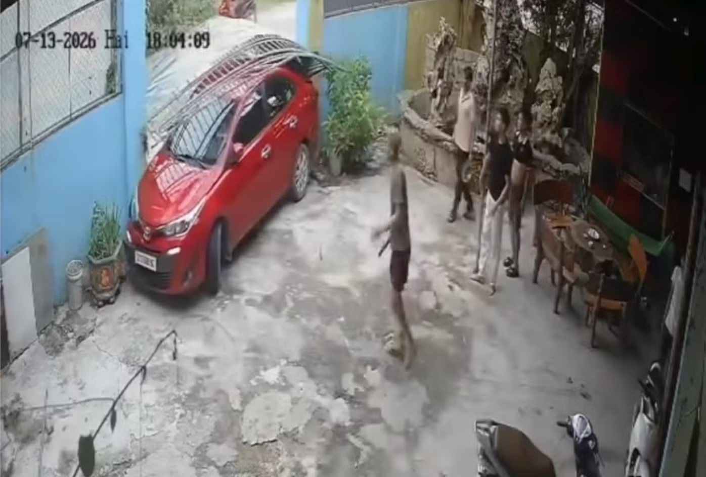 Thêm clip vụ tài xế ôtô đâm loạn xạ ở quán karaoke
