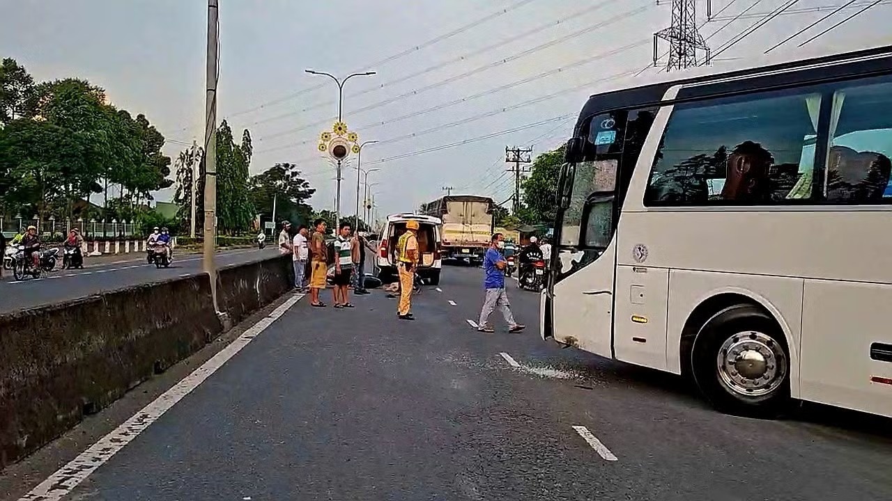 Va chạm xe khách đang lùi, một người tử vong