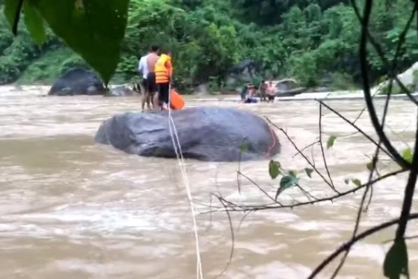 Căng dây cứu sống 3 người dân mắc kẹt giữa dòng nước lũ ở Lai Châu