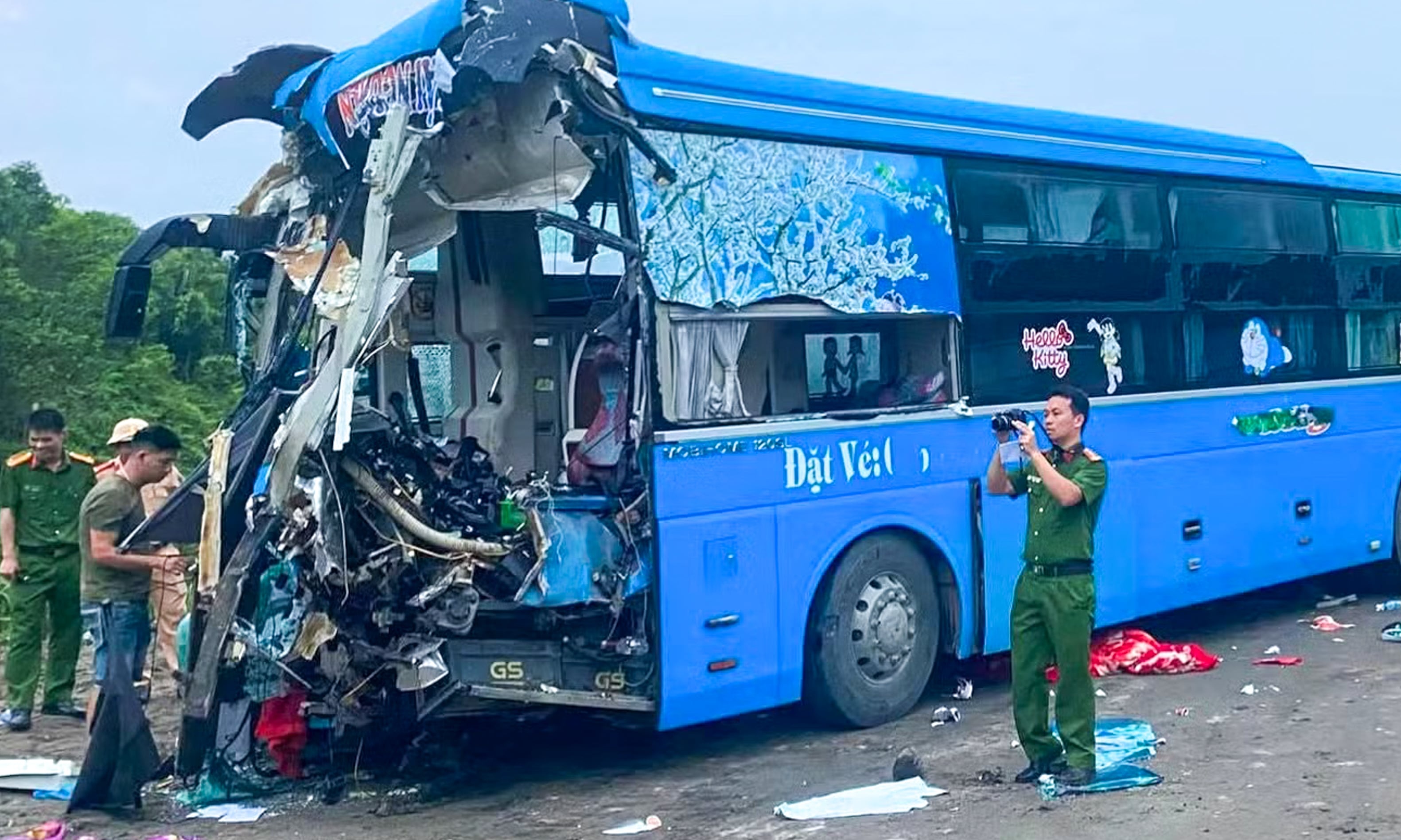 Xe khách tông đuôi ôtô tải, 4 người thương vong