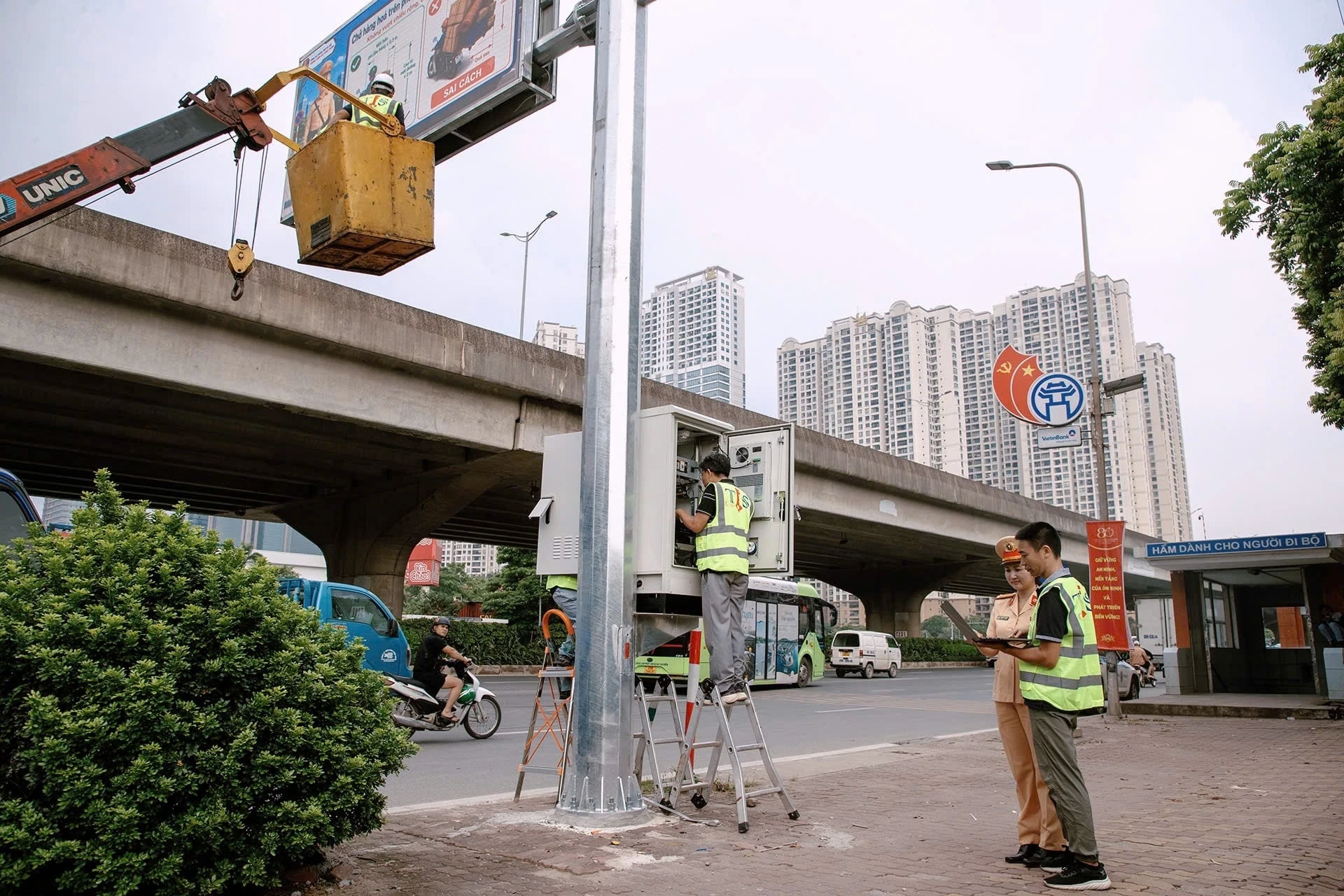 Hà Nội lắp 36 màn hình Led cập nhật ùn tắc, ngập úng