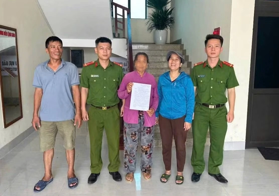 Nghe cuộc điện thoại, cụ bà suýt mất 250 triệu đồng