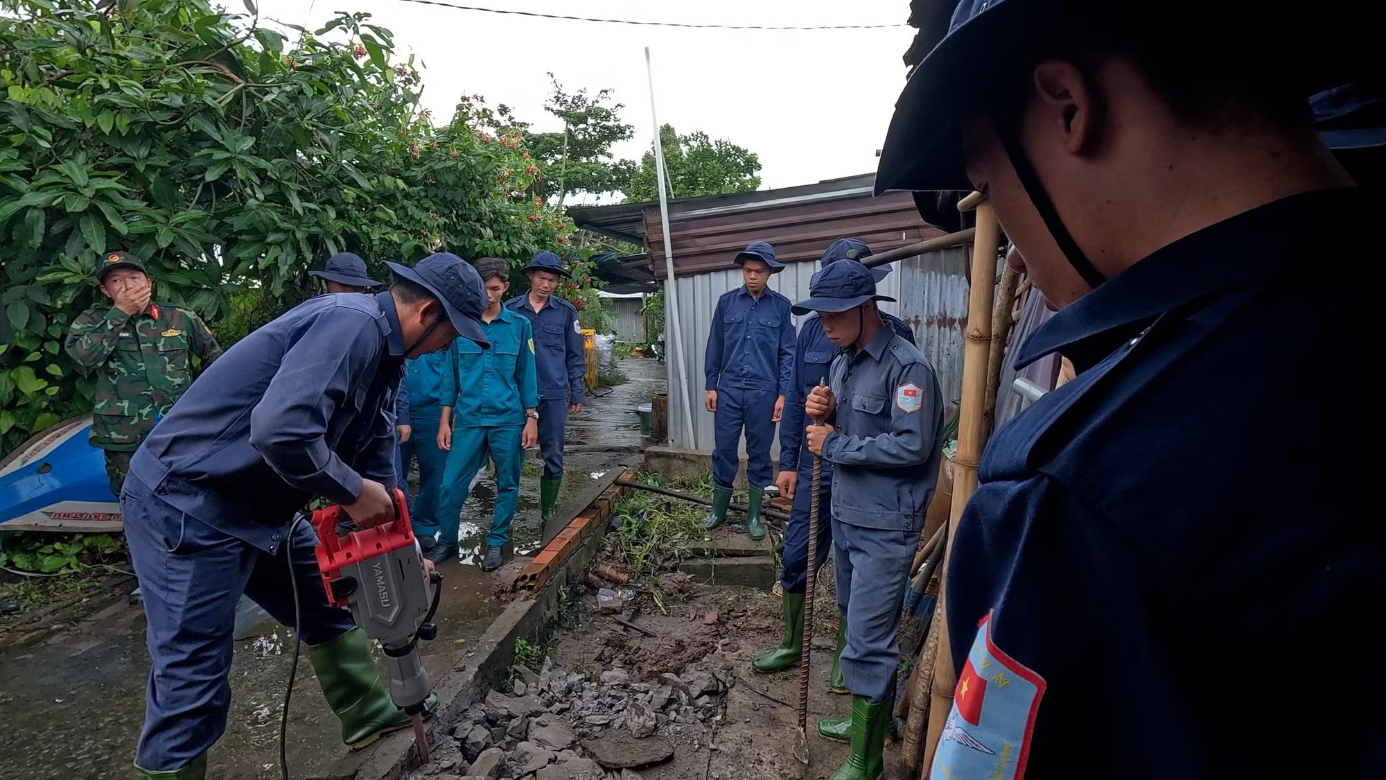 Khai quật 2 vị trí nghi mộ chôn tập thể 12 liệt sĩ