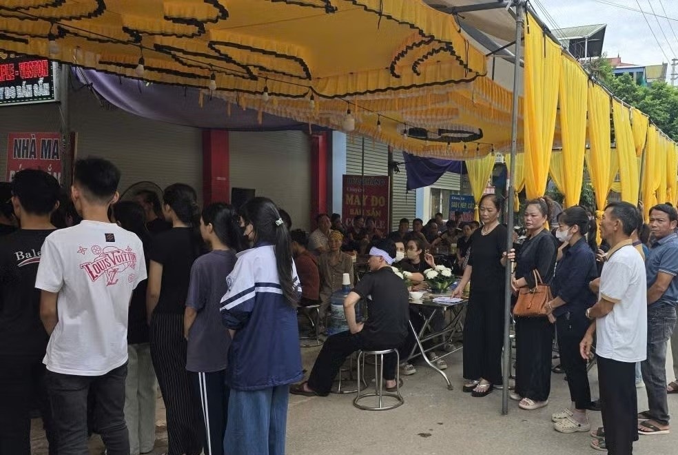 Vu lat xe khach tren cao toc: Xot xa tuyen pho co 5 dam tang hinh anh