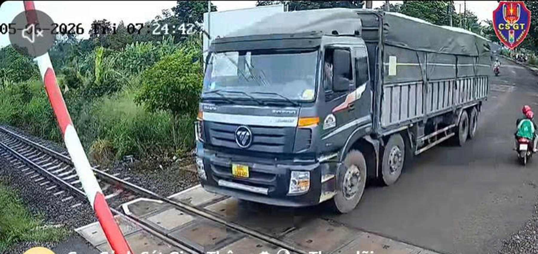 Tài xế cố tình lao xe tải tông gác chắn khi tàu sắp đến