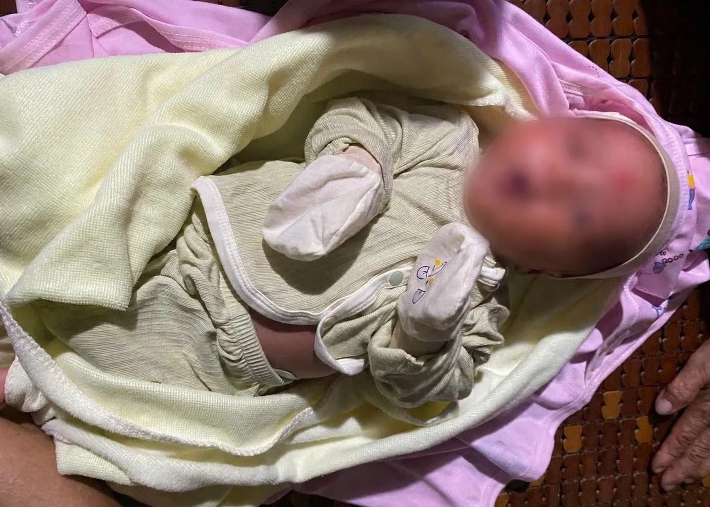 Bé trai sơ sinh bị bỏ rơi bên cống nước