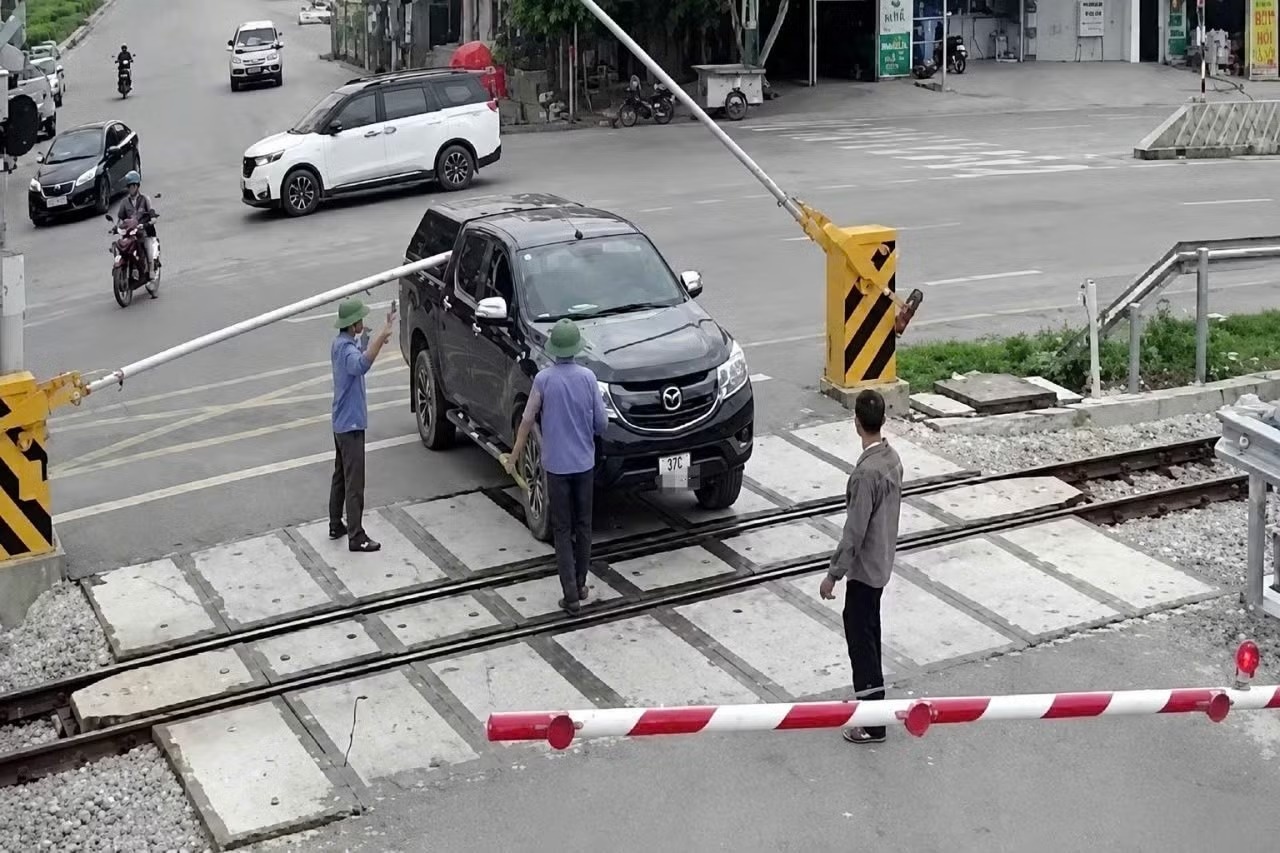 Phạt 19 triệu đồng nữ tài xế vượt rào chắn đường sắt