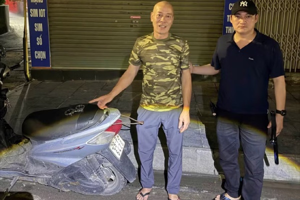 Phát hiện khóa số 8 trong cốp xe của người đàn ông trong đêm