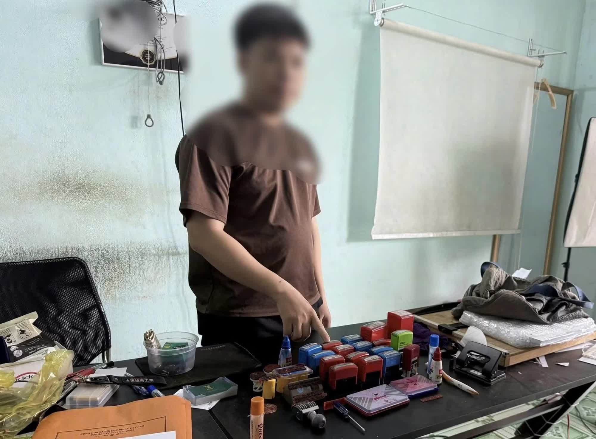 Tiệm photocopy,  L&agrave;m giả giấy tờ ảnh 1