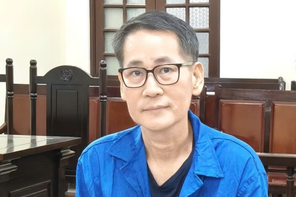 Đạo diễn Lê Minh thừa nhận tạt sơn, mắm tép vào nhà người vay tiền rồi bỏ chạy