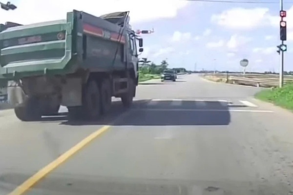 Xe đầu kéo lao qua đèn đỏ như chốn không người, tài xế bị phạt 20 triệu đồng
