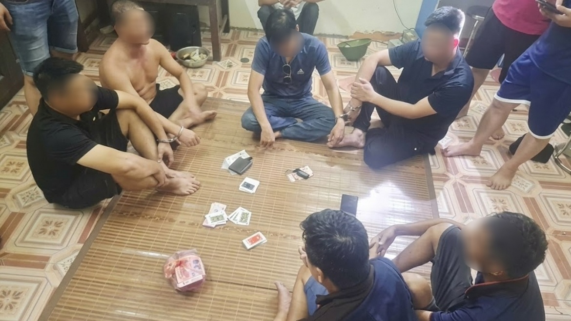 Bắt quả tang 6 đối tượng sát phạt ăn tiền trong nhà dân ở Hà Nội