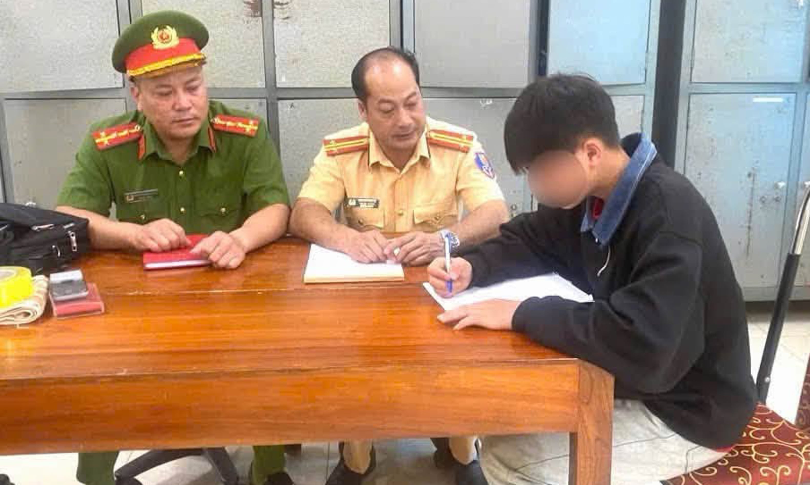 Con đi xe máy bốc đầu, bố bị xử phạt