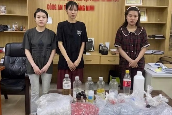 4 đối tượng mở xưởng pha chế ma túy dưới vỏ bọc thuốc lá điện tử