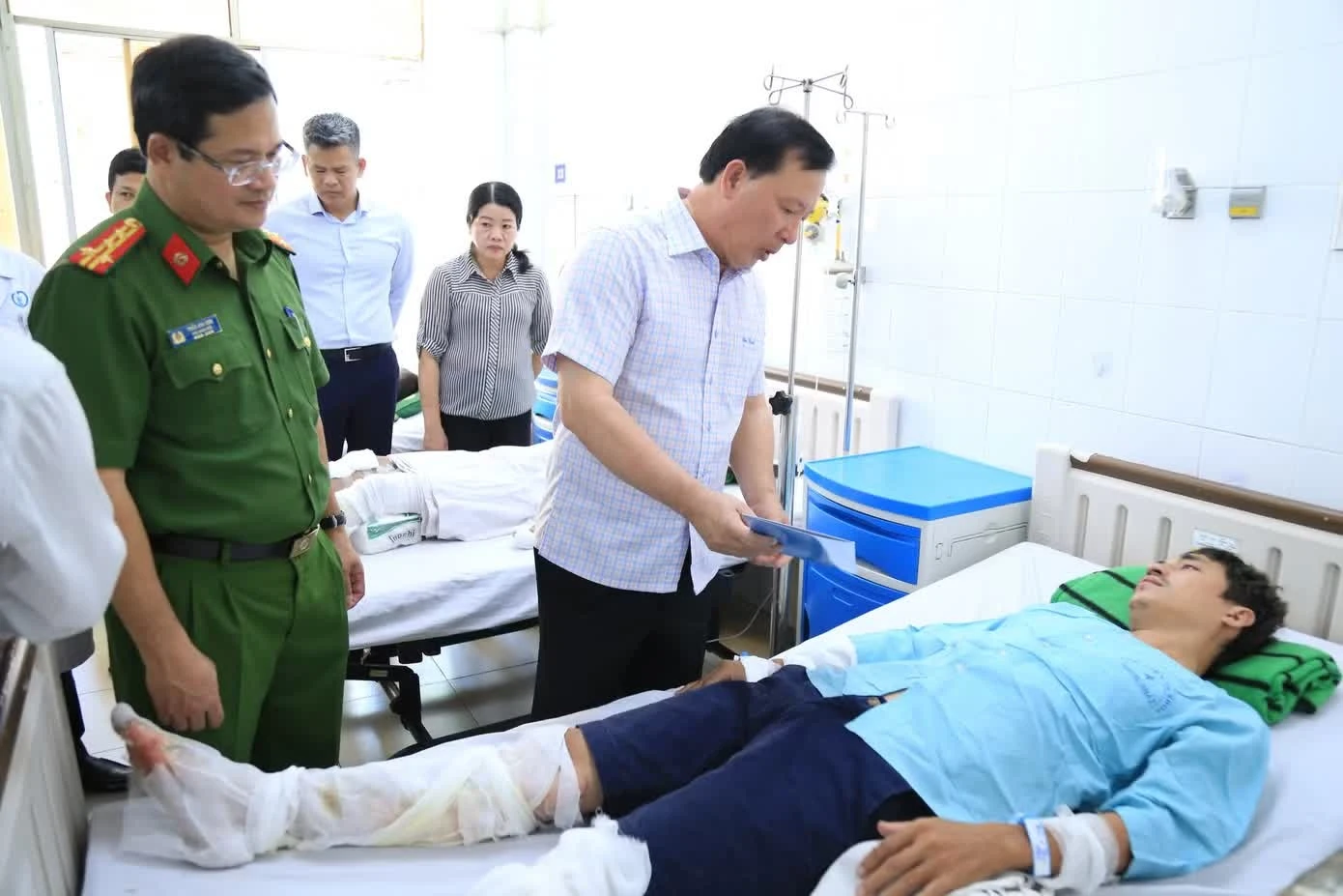 Vụ ch&aacute;y xe kh&aacute;ch ảnh 1