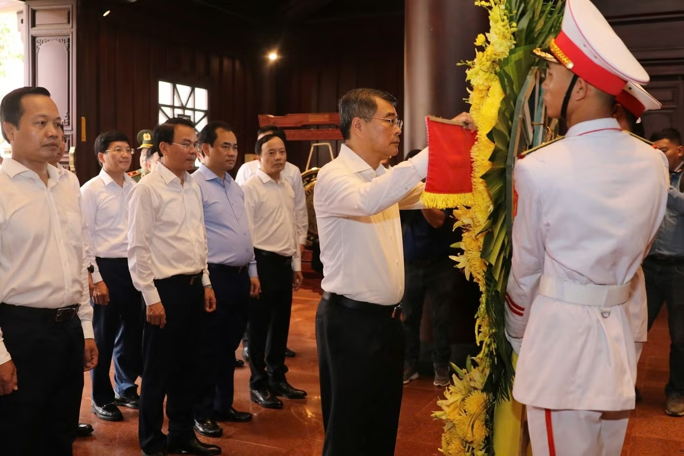 Thủ tướng dâng hương tri ân các Anh hùng liệt sĩ tại Điện Biên