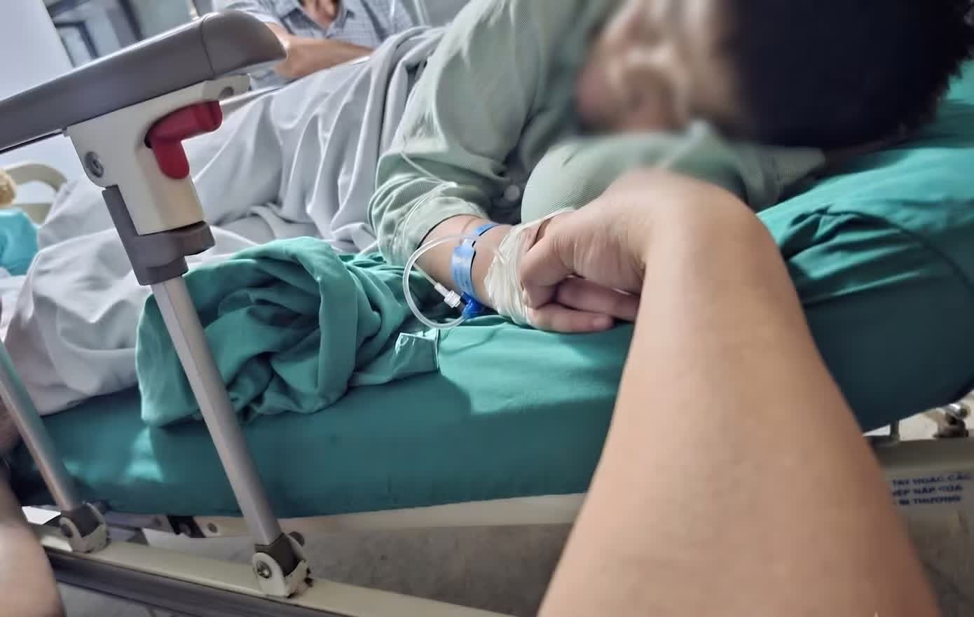 Công an làm việc với những người liên quan vụ bé trai bị nhét dị vật vào hậu môn