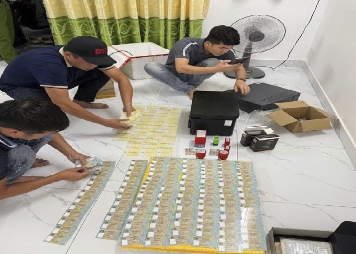 L&agrave;m giả giấy tờ,  Quy m&ocirc; lớn ảnh 2
