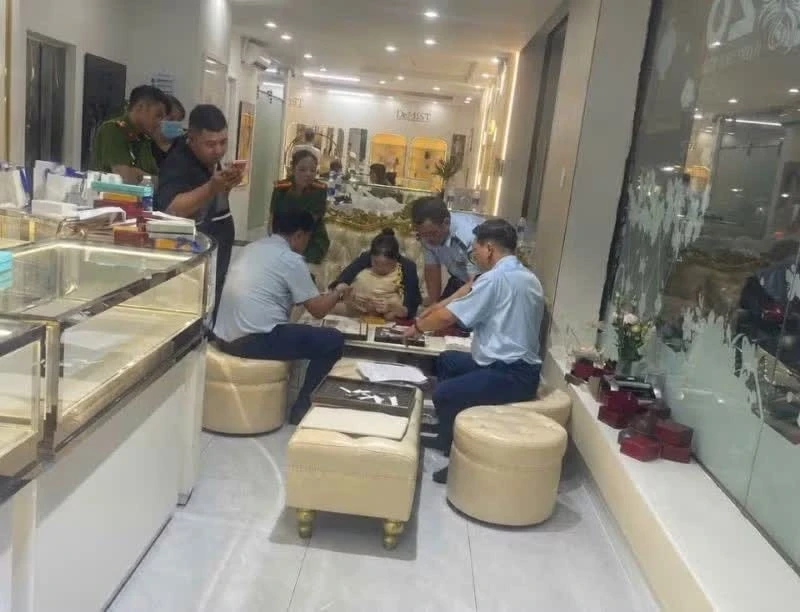 Phát hiện nhiều vòng tay, dây chuyền có dấu hiệu giả mạo nhãn hiệu nổi tiếng