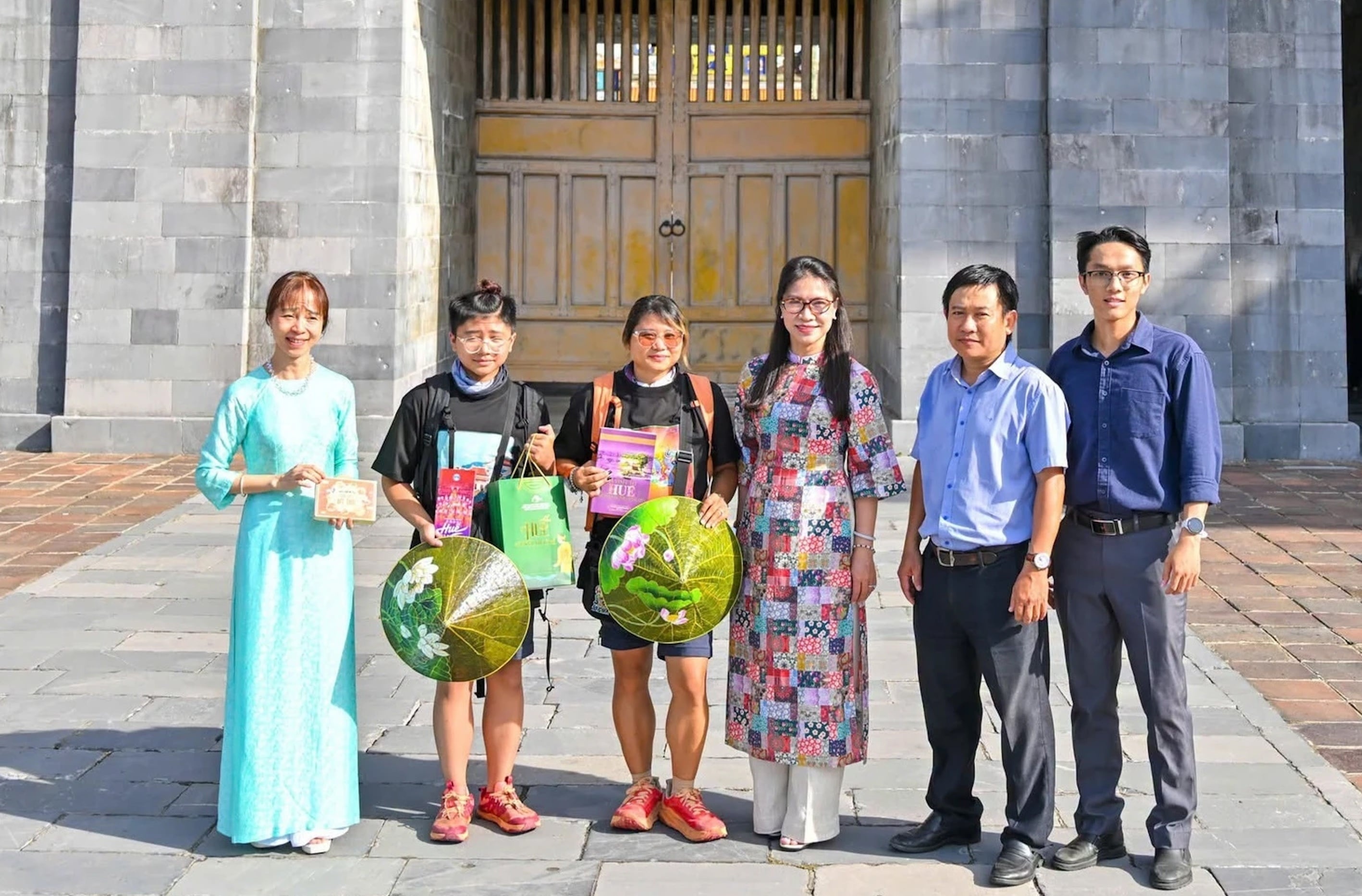 Miễn phí vé tham quan di sản Huế cho 2 mẹ con đi bộ 750 km