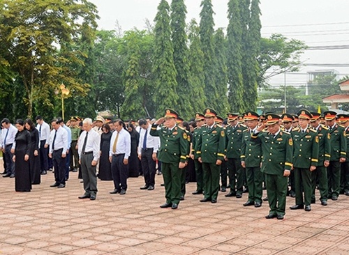Dâng hương tưởng niệm các Anh hùng liệt sĩ tại Chốt chặn Tàu Ô