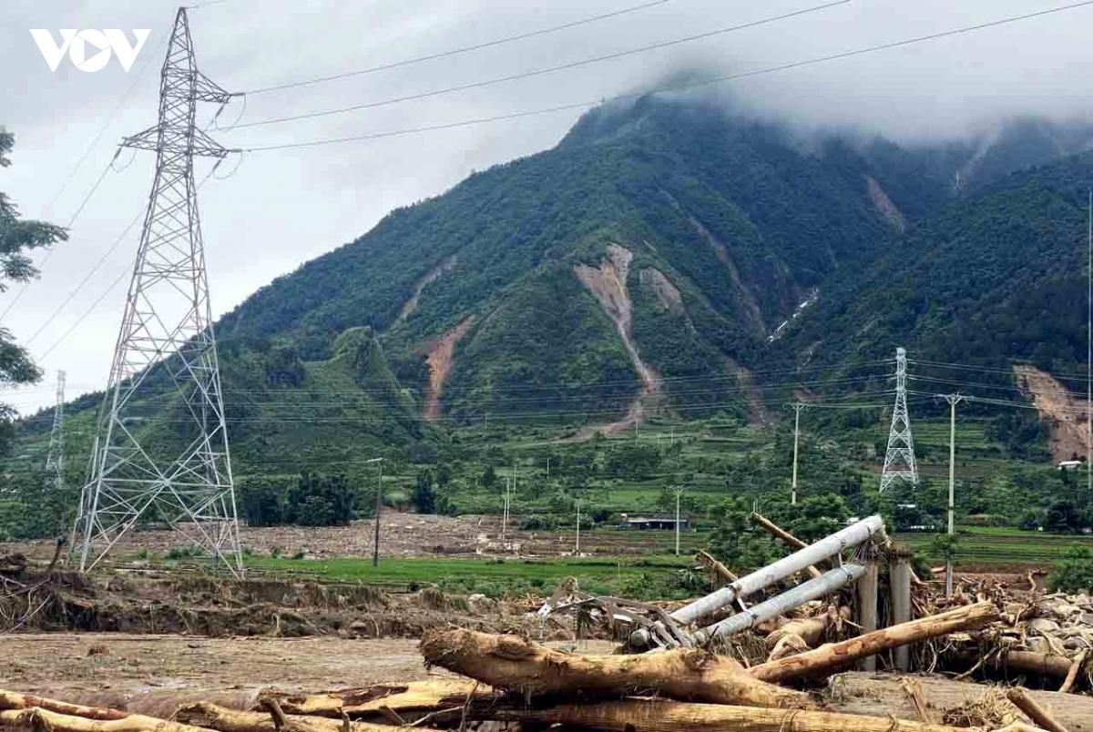 Lai Châu khẩn trương khôi phục điện cho vùng lũ Mường Than
