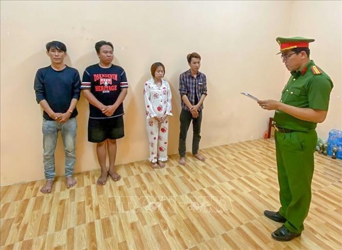 D&agrave;n cảnh,  cướp t&agrave;i sản,  trong nh&agrave; nghỉ ảnh 2