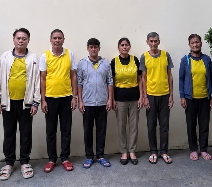 D&agrave;n cảnh đ&aacute;nh b&agrave;i,  lừa kh&aacute;ch du lịch ảnh 1