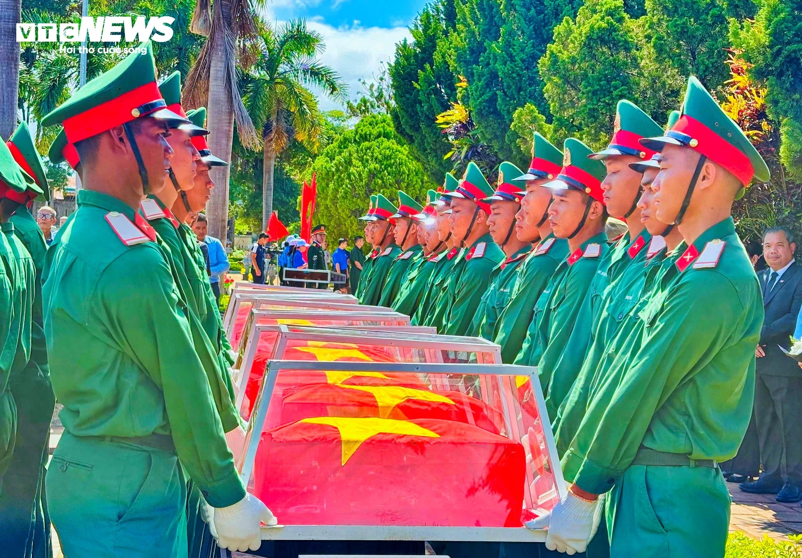 mộ liệt sĩ ảnh 2