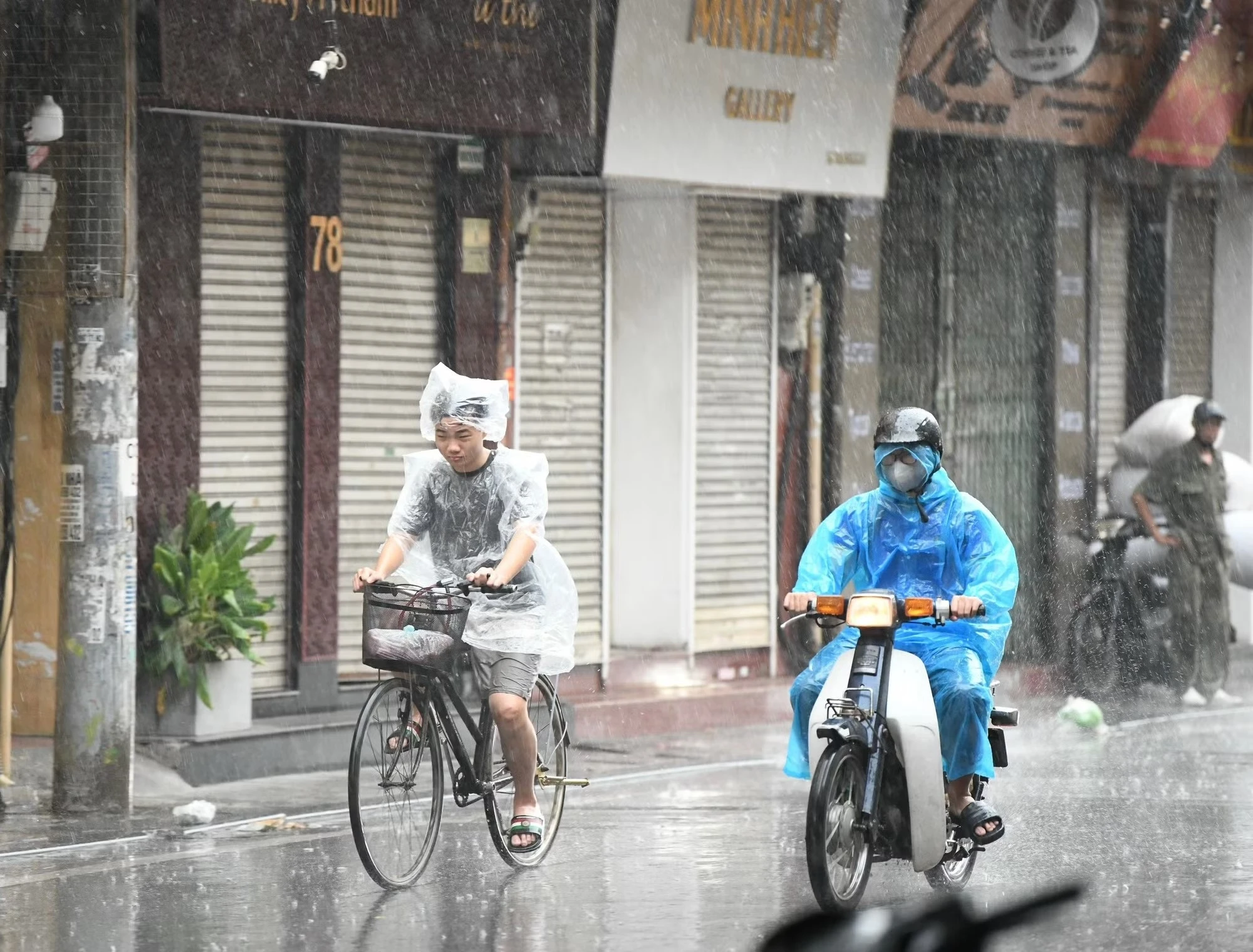 s&eacute;t đ&aacute;nh ảnh 2