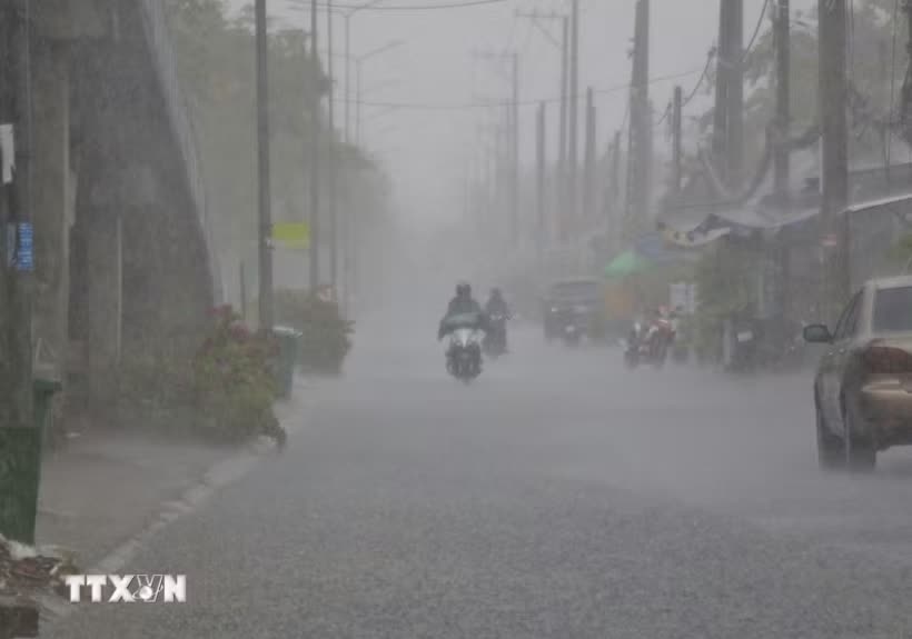Mưa lớn kéo dài, cảnh báo lũ trên các sông ở Bắc Bộ