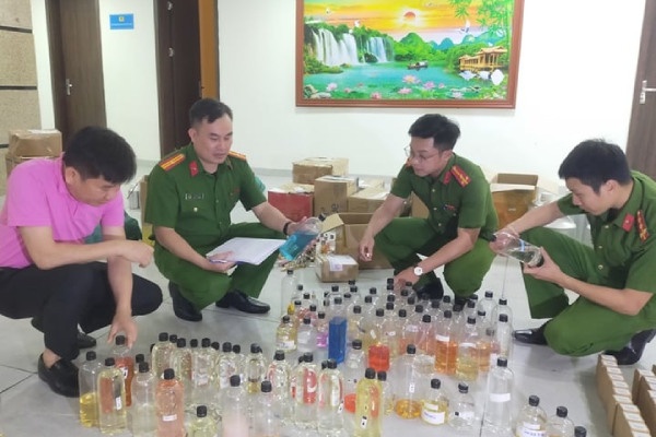 Phá đường dây sản xuất, bán nước hoa giả trên Shopee, khởi tố 13 người