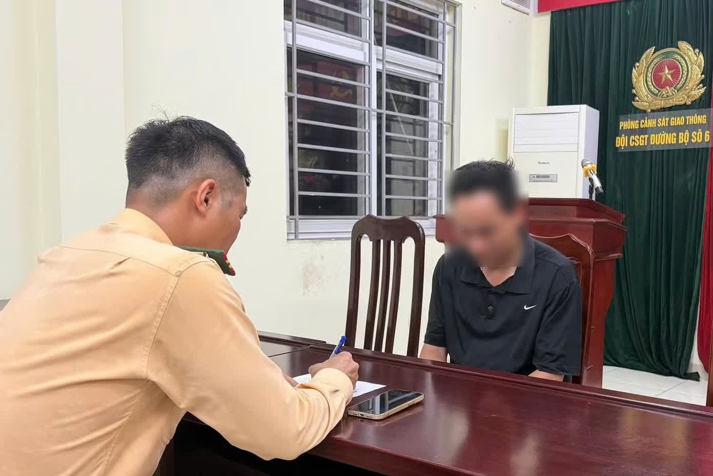 người đ&agrave;n &ocirc;ng,  l&aacute;i &ocirc;t&ocirc; đẩy CSGT ảnh 1