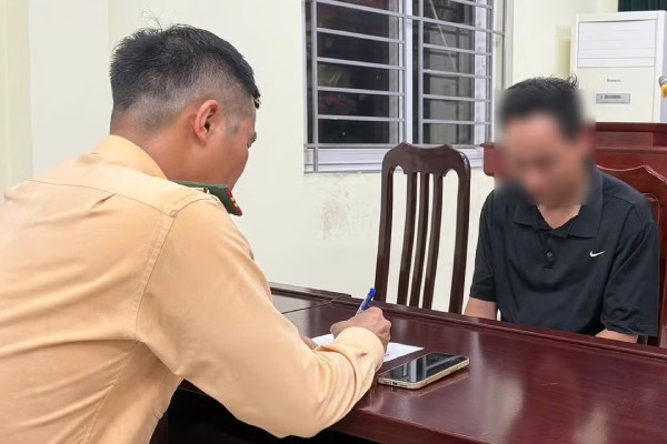 Làm rõ người đàn ông lái ôtô đẩy CSGT trước đầu xe ở Hà Nội