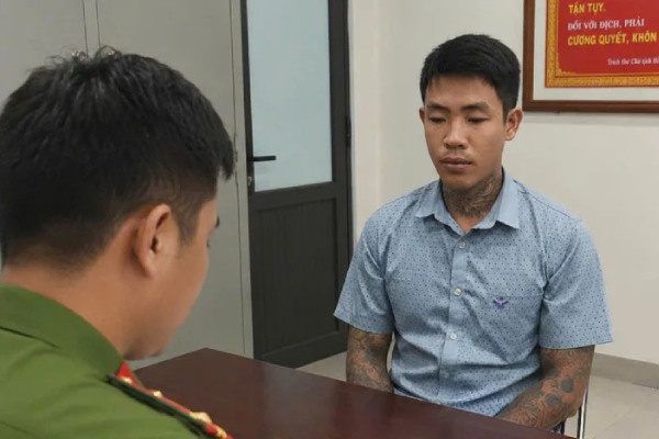 Tạm giữ đối tượng dùng tuýp sắt đánh người, hỏi 'mày biết bố mày là thằng nào?'