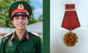 Truy tặng Huân chương Dũng cảm cho Thượng sĩ Kpă Thiêp