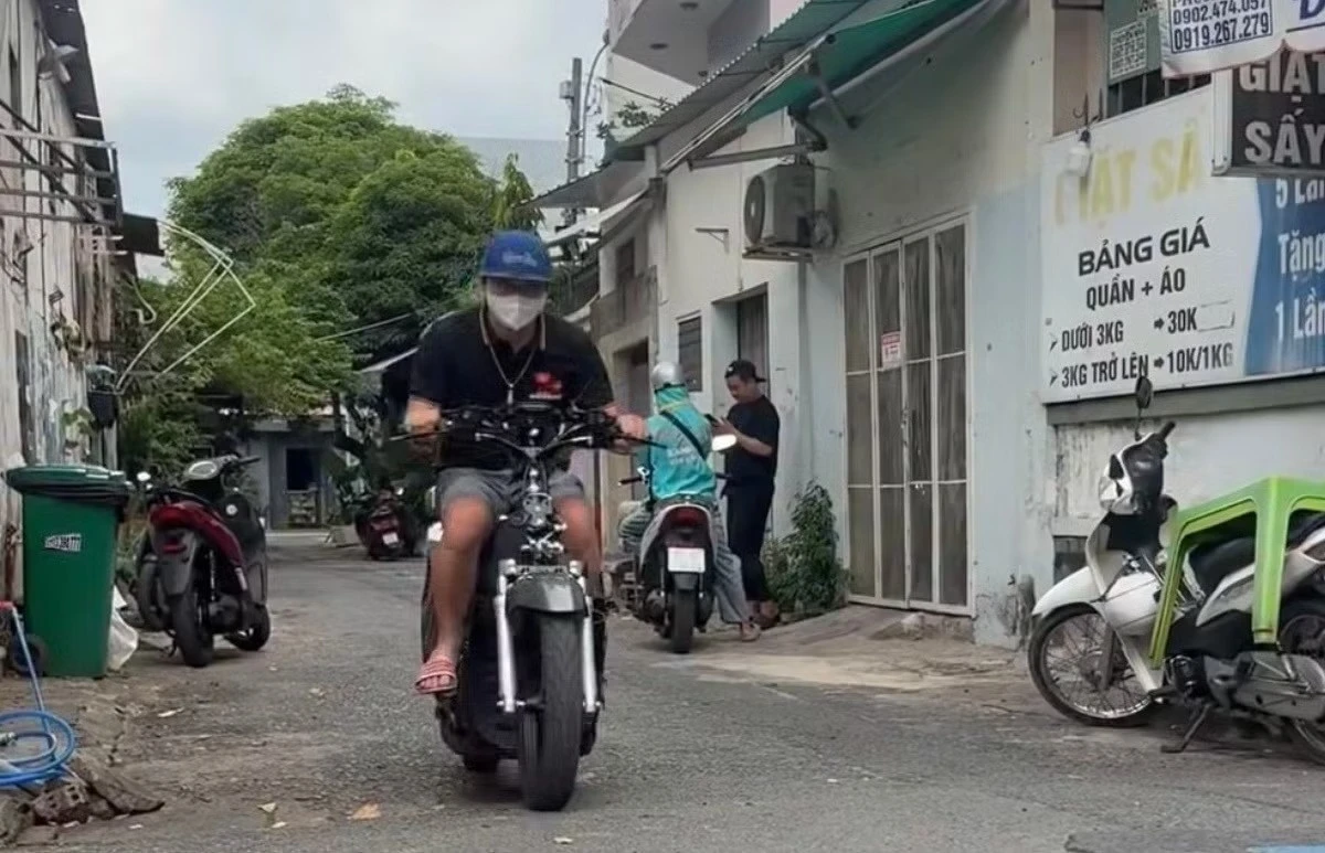 Công an mời người điều khiển xe điện '5 không' làm việc