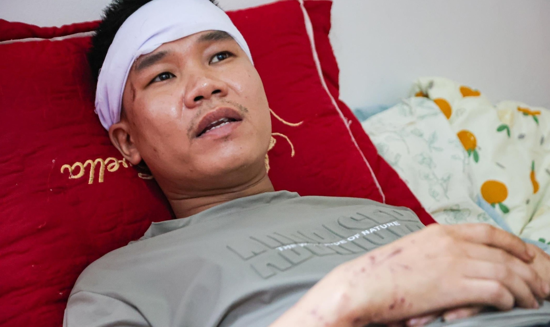 Người cha đau đớn nhìn 2 con và vợ bị dòng nước dữ cuốn đi