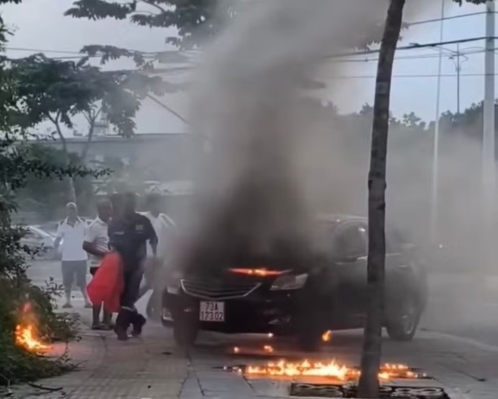 Ôtô bất ngờ bốc cháy trên vỉa hè TP.HCM