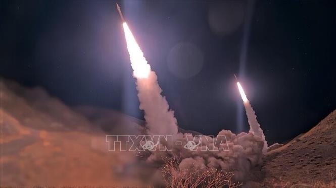 Iran phóng đợt tên lửa mới, Mỹ cảnh báo công dân tại Bahrain