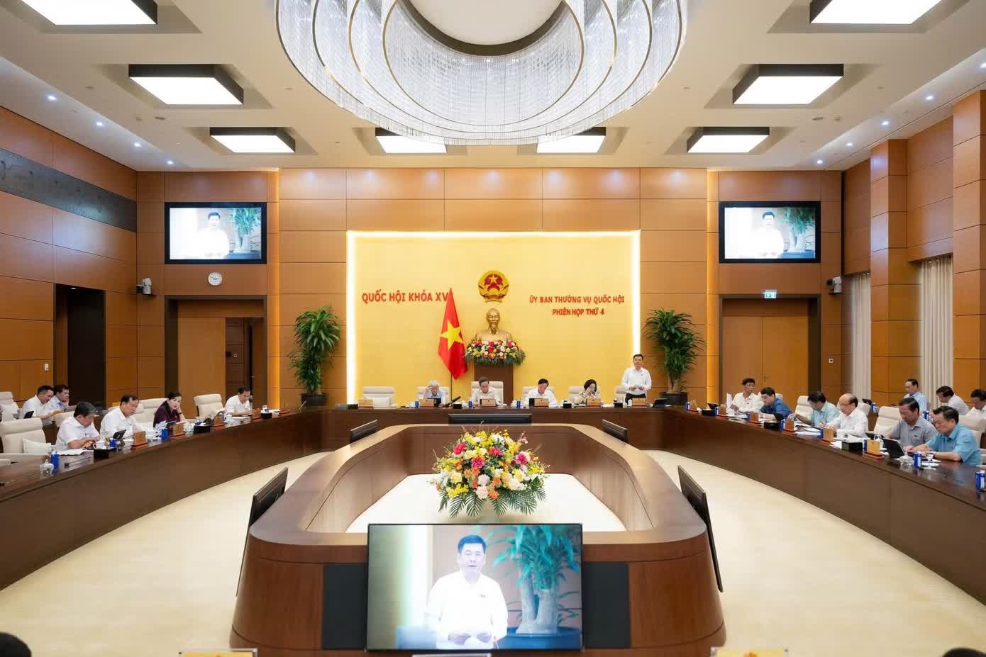 Ủy ban Thường vụ Quốc hội xem xét công tác nhân sự theo thẩm quyền